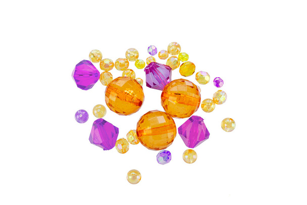 Ein Layout aus orangen und gelben Perlen isoliert auf weißem Hintergrund. Ausgewählte Schwerpunkt.Vorräte für handgefertigten Erfolg. - Foto, Bild