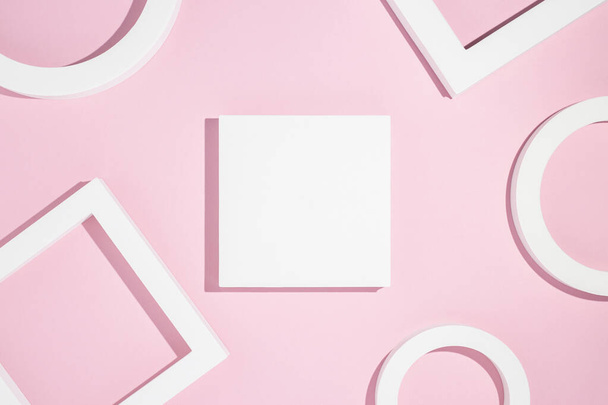 ピンクの背景に白いプレゼンテーションの表彰台幾何学的な形。トップビュー、フラットレイアウト. - 写真・画像