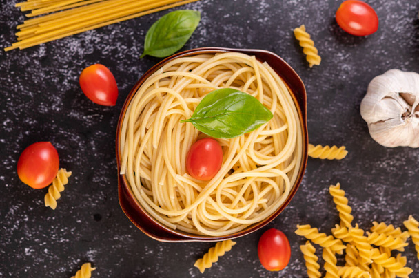 Špagety v šedém talíři s rajčaty a bazalkou - Fotografie, Obrázek