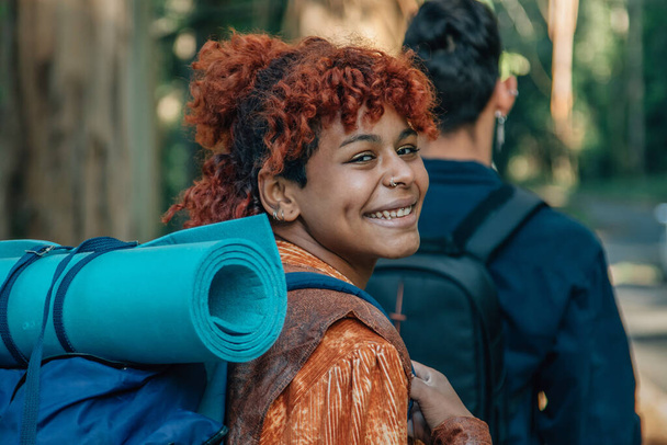 fiatal utazók túrázás hátizsák szabadban - Fotó, kép