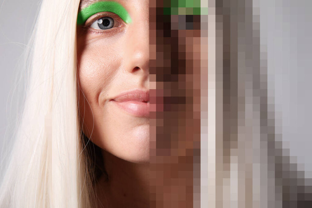 Młoda kobieta z kreatywnym makijażu pół w pikselach i długie blond włosy. - Zdjęcie, obraz