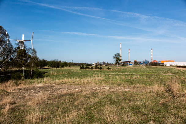 Цинк и свинцовый плавильный завод в Мястечко Slaskie в Польше с тремя трубами - Фото, изображение