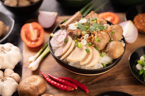 Jap guay, albóndigas, salchicha de cerdo vietnamita y hueso de cerdo, comida tailandesa. - Foto, Imagen
