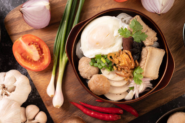 Jap guay, albóndigas, salchicha de cerdo vietnamita y un huevo frito, comida tailandesa. - Foto, Imagen