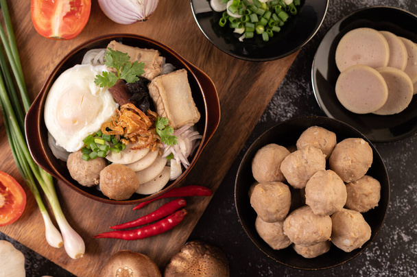 Guay Jap, boulettes de viande, saucisse de porc vietnamienne et un œuf frit, nourriture thaïlandaise. - Photo, image