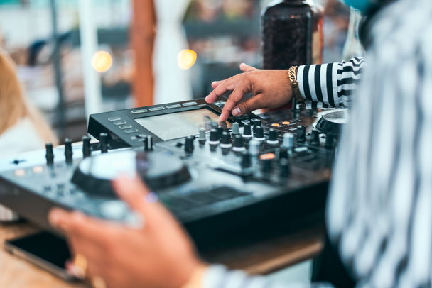 Close up DJ Hand Mixing Musik an der Cocktailbar - Party-Nachtleben-Konzept - Foto, Bild