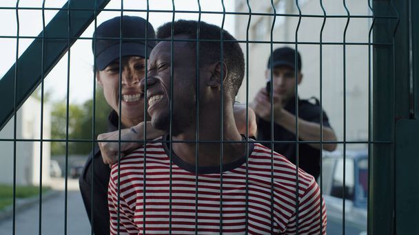 Černoch utíká před policisty - Fotografie, Obrázek