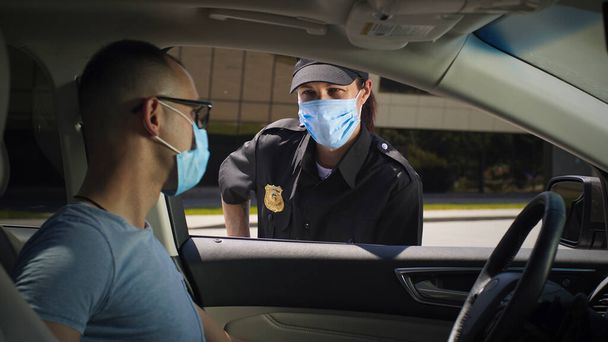 Oficial de policía revisando conductor masculino durante pandemia - Foto, Imagen