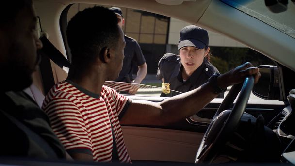 Hommes noirs discutant policier dans le véhicule - Photo, image