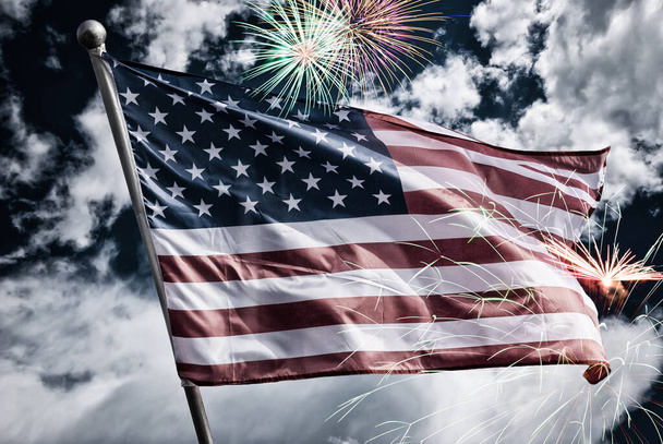 ΗΠΑ 4η Ιουλίου Ημέρα ανεξαρτησίας φόντο της αμερικανικής σημαίας με πυροτεχνήματα, Εορτασμός Concept. - Φωτογραφία, εικόνα