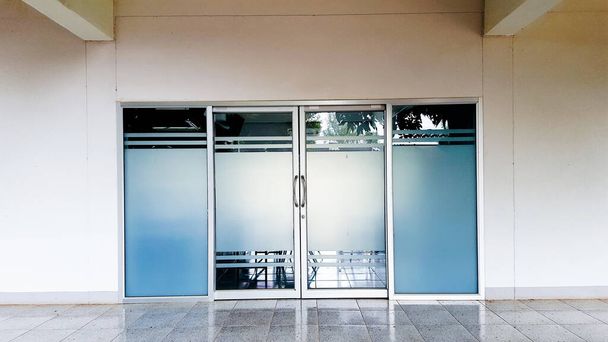 Podwójne szklane drzwi sali konferencyjnej z odbiciem w liceum  - Zdjęcie, obraz