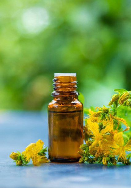 An essential oil extract of St. John's wort herb. Selective focus. Nature. - Foto, afbeelding