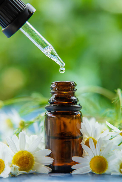 Essential oil extract of medicinal chamomile. Selective focus. Nature. - 写真・画像