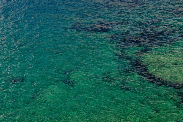 イオスの透明なターコイズブルーの水はギリシャを循環させます  - 写真・画像