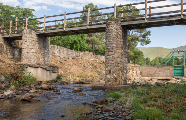 Acebo přírodní bazén most. Křišťálově čisté vody v srdci kopců Sierra de Gata. Caceres, Extremadura, Španělsko - Fotografie, Obrázek