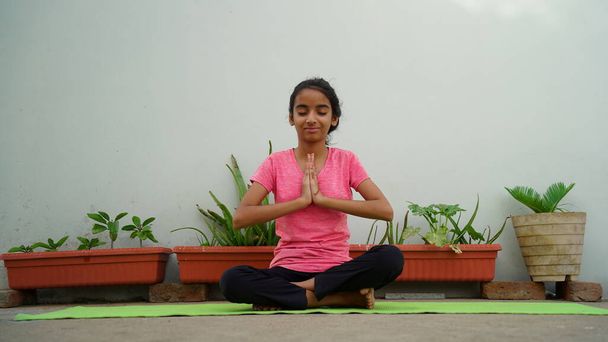 chica del pueblo indio haciendo yoga en casa. concepto de día de yoga - Foto, imagen