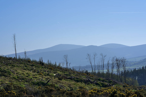 Bella vista luminosa delle montagne di Wicklow visto da Ballycorus torre mineraria piombo nella giornata di sole Ballycorus, Co. Dublino, Irlanda. Alta risoluzione - Foto, immagini