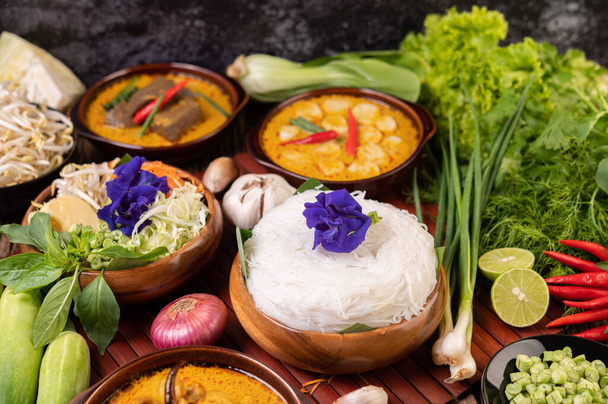 Fideos de arroz en un tazón de pasta de curry con chile, pepino, frijol largo, lima, ajo y cebolla de primavera - Foto, Imagen