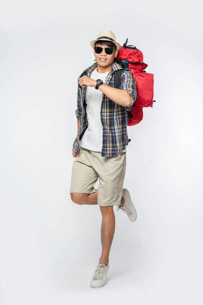 A man wearing glasses goes out to travel, wear a hat and carry a backpack - Foto, Imagem