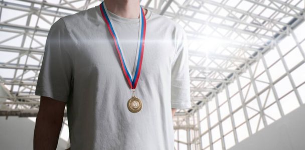 ένα χρυσό μετάλλιο στο στήθος, ο άνθρωπος επιτύχει την επιτυχία - Φωτογραφία, εικόνα