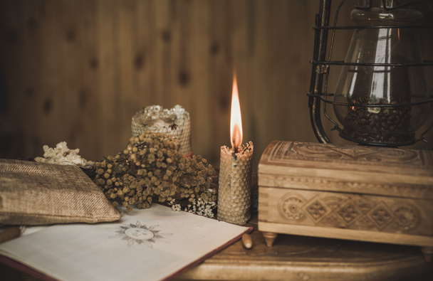 Atributo mágico en una mesa, concepto de brujería, fuego de velas, hechizos y otros rituales - Foto, Imagen
