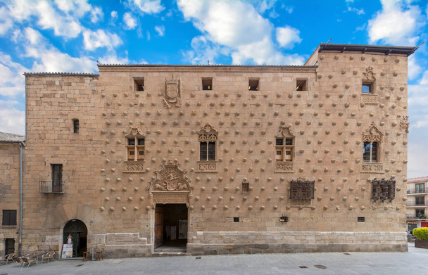 Salamanca / Espanja - 05 12 2021: Hämmästyttävä näkymä koko myöhemmin goottilainen edessä julkisivu rakennuksen kuori talo, Casa de las Conchas, historiallinen rakennus Salamanca keskustassa - Valokuva, kuva