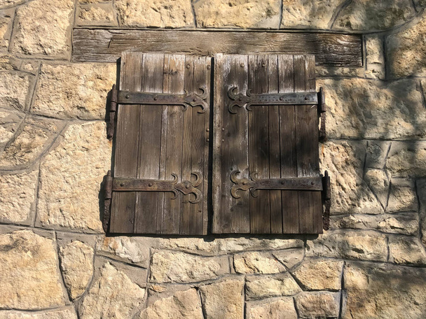 Finestra medievale in una cittadella. La finestra è chiusa. - Foto, immagini
