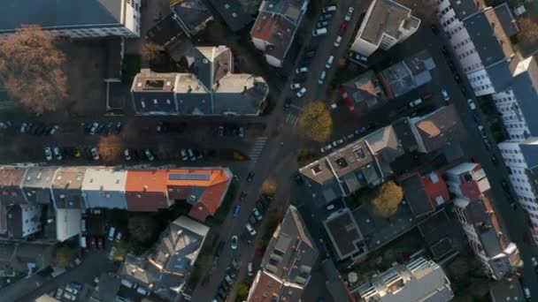 Pájaros aéreos vista desde arriba hacia abajo de las calles en el barrio de Bornheim. Lentamente alejándose. Frankfurt am Main, Alemania - Metraje, vídeo