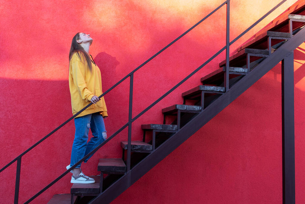 Retrato al aire libre de una hermosa mujer joven en las escaleras exteriores. - Foto, imagen