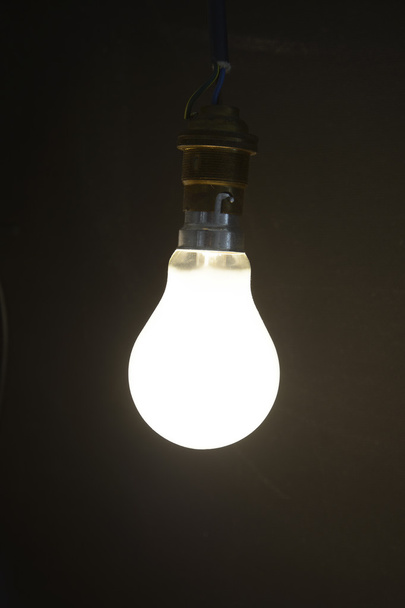 verlichte elektrische gloeilamp - Foto, afbeelding