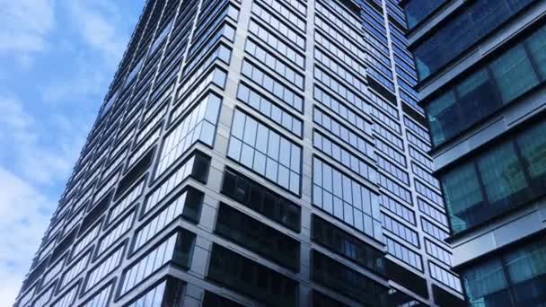 Bedrijfsgebouw in het financiële district, moderne wolkenkrabber in het centrum, commercieel vastgoed en hedendaagse architectuur - Video