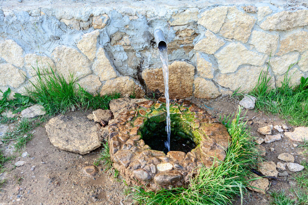 淡水の泉。地下水淡水の源 - 写真・画像