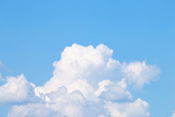 白い雲と美しい空 - 写真・画像