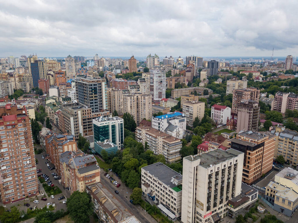 Domy w centrum Kijowa. Widok drona z powietrza. - Zdjęcie, obraz