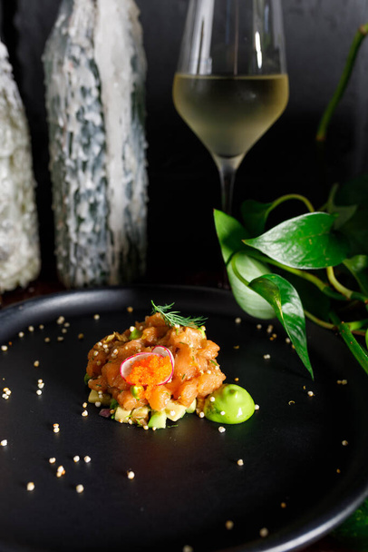 Tartare de saumon à l'avocat, oignon de printemps, tomate et caviar - Photo, image