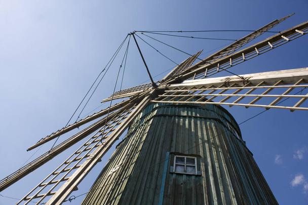 Голландская ветряная мельница в деревне Пустовиты, Украина - Фото, изображение