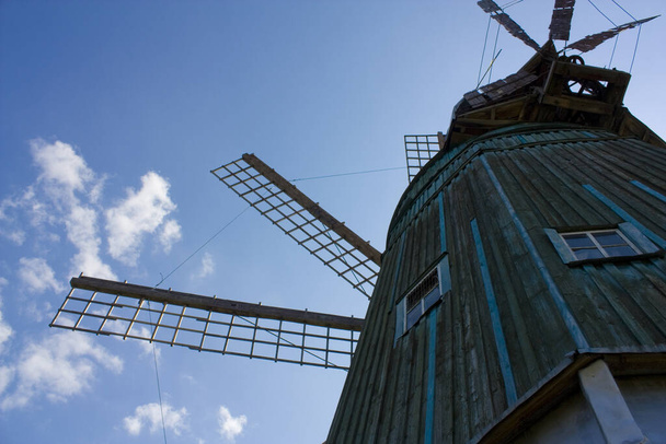Голландская ветряная мельница в деревне Пустовиты, Украина - Фото, изображение