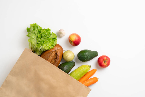 una vista superior de una bolsa simple con alimentos frescos comestibles, cero residuos concepto de compra ecológica - Foto, imagen