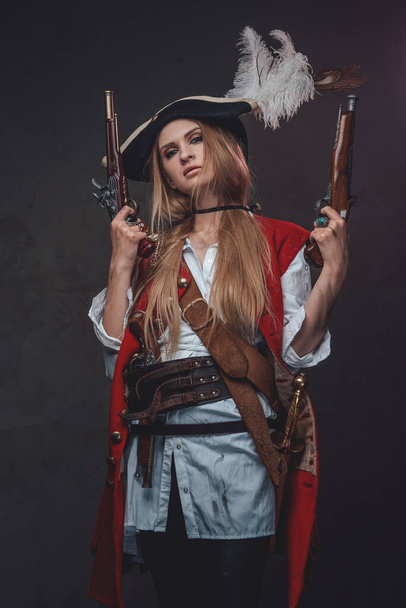 Žena bandita s tricorn v obleku a dvojité ruční zbraně - Fotografie, Obrázek