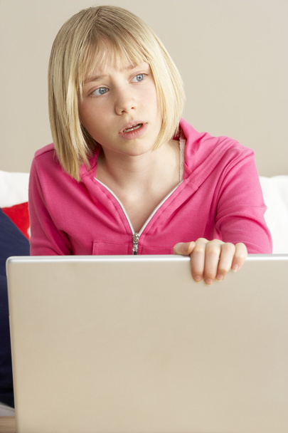 Worried Looking Girl Using Laptop - Foto, afbeelding