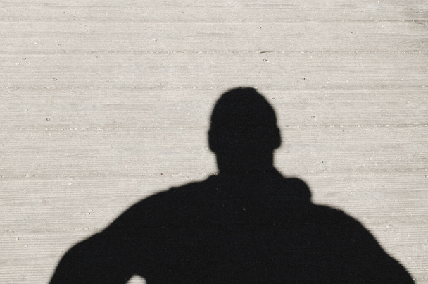 Sombra de un hombre sobre el fondo concreto de la calle - Foto, imagen