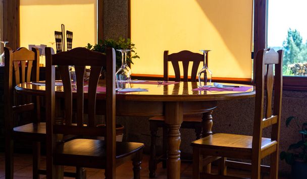 строгий стол ресторана, готовый быть занятым обедающими - Фото, изображение