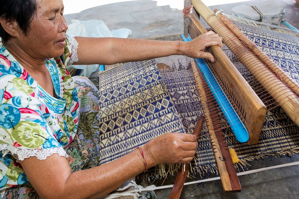 тайські жінки ткацький солом'яний мат - Фото, зображення