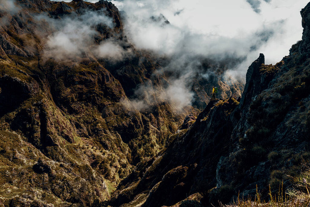 Backpack woman exploring the montains in Madeira Island, Portugal - Zdjęcie, obraz