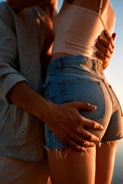 Young caucasian man holding woman hips during date - Foto, Imagen