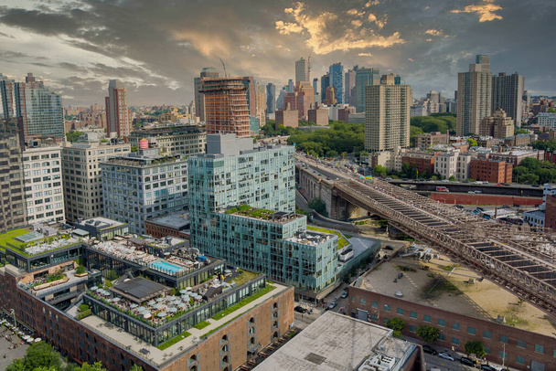 マンハッタン橋の美しい空のスカイラインとブルックリン地区のダウンタウンのパニングニューヨーク市 - 写真・画像
