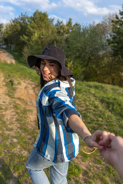 Vonzó lány egy séta a tavaszi erdőben alkalmi stílusban. - Fotó, kép