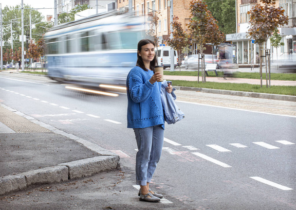 Elegante chica joven con café para ir de paseo por la ciudad. - Foto, imagen