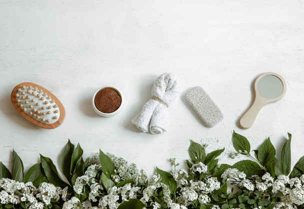 Composición plana de spa con accesorios de baño, productos de salud y belleza con flores frescas. - Foto, imagen