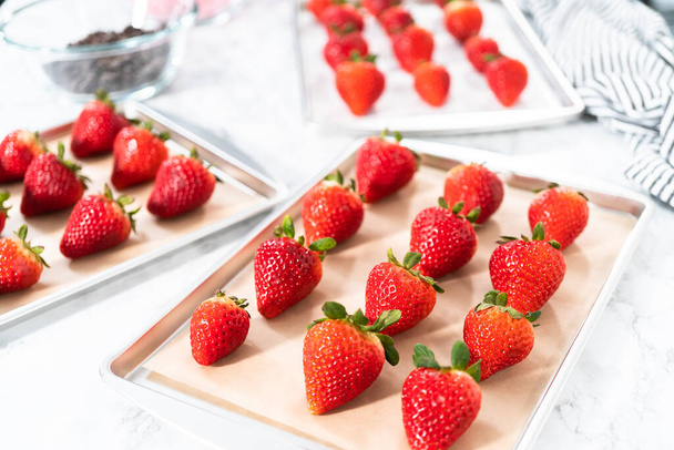Υλικά για την προετοιμασία φράουλες βουτηγμένες στη σοκολάτα. - Φωτογραφία, εικόνα